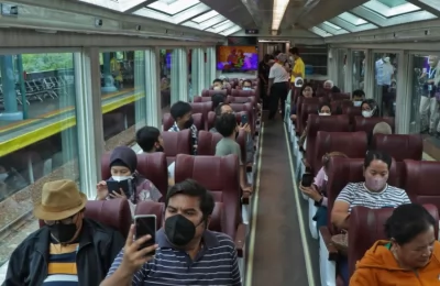 Suasana di dalam Kereta Panoramic yang sedang menaikkan penumpang di Stasiun Gambir, Jakarta. (VOA/Indra Yoga)