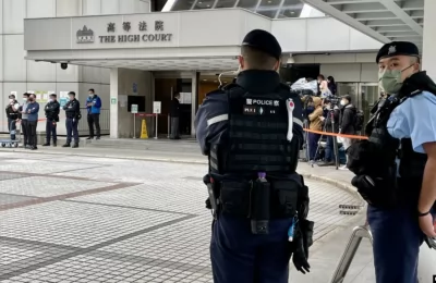 Polisi meningkatkan keamanan di sekitar Pengadilan Tinggi, saat berlangsugnya sidang Li Zhiying, pendiri Next Media atas kasus Hukum Keamanan Nasional 1 Desember 2021. (VOA/Tang Huiyun)