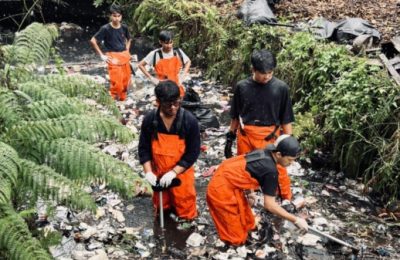 Pandawara membersihkan saluran-saluran air yang tersumbat oleh tumpukan sampah yang rentan banjir. (Foto: Courtesy/Pandawara Group)