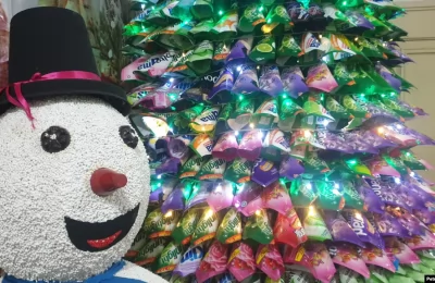 Seribu lembar plastik kemasan produk yang menjadi sampah dijadikan pengganti daun-daun pada pohon Natal Ekologis. (Foto: VOA/Petrus Riski)