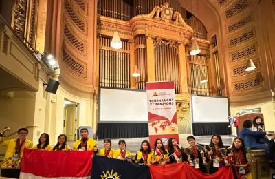Dengan piala dan medali yang mereka raih, para pelajar Mentari Intercultural School (MIS) berdiri di depan panggung Tournament of Champions, World Scholar's Cup di Universitas Yale pada November 2022. (Foto: Courtesy of Anissa Sharmanti)