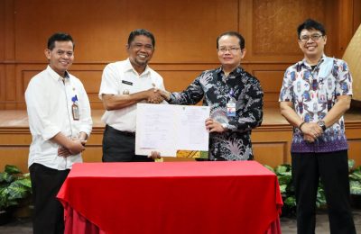 Bupati PPU, Hamdam Pongrewa bersama Sekda Kabupaten PPU, Tohar. (Ist)