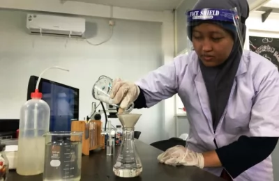 Pengujian laboratorium terhadap sample air sungai Surabaya sebagai ilustrasi. (Foto: Ecoton).