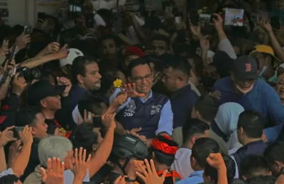 Anies Baswedan dikelilingi oleh massa pendukungnya dalam acara perpisahan dirinya sebagai gubernur DKI Jakarta periode 2017-2022 di Balai Kota DKI pada 16 Oktober 2022. (Foto: VOA/Indra Yoga)