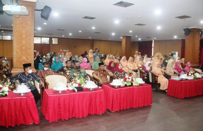 Bupati PPU, Hamdam Pongrewa saat menghadiri acara Dharma Wanita Persatuan. (Ist)