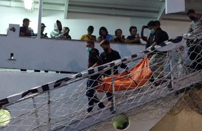 Jenazah Penumpang KM Bukit Siguntang tiba di Pelabuhan Semayang Balikpapan, Rabu (28/12) dini hari. (DP)