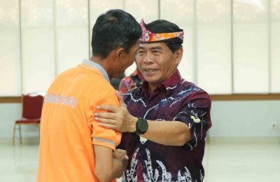 Gubernur Kaltara Zainal A. Paliwang menyerahkan bantuan kapad nelayan. (Ist)
