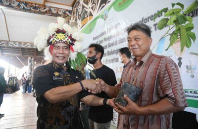 Gubernur Zainal Arifin Paliwang menyerahkan langsung bantuan alat ekonomi produktif. (Ist)