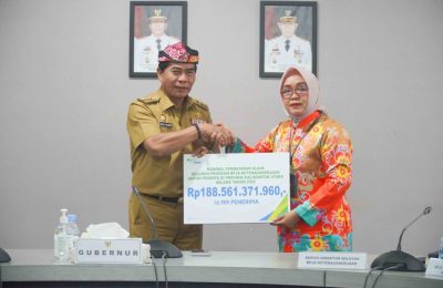 Gubernur Kaltara, Drs H Zainal A. Paliwang, SH, M.Hum bersama Deputi Direktur Wilayah Kalimantan Badan Penyelenggara Jaminan Sosial (BPJS) Ketenagakerjaan, Hj. Rini Suryani, S.E., M.M. (Ist)