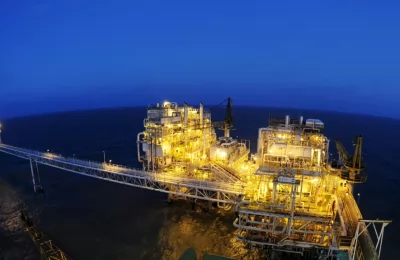 FILE - Rig Mike-Mike, produksi minyak dan gas lepas pantai milik negara Pertamina di lepas pantai Jawa Barat, 16 Juli 2015. (REUTERS/Wahyu Putro A/Antara Foto)