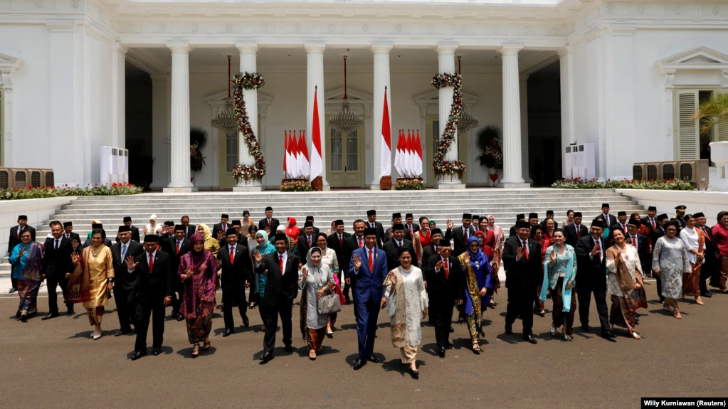 Presiden Joko Widodo, Wakil Presiden Ma'ruf Amin, dan para menteri kabinet yang baru dilantik berjalan setelah berfoto bersama saat pelantikan kabinet baru Jokowi periode kedua, di Istana Kepresidenan Jakarta, 23 Oktober 2019. (Foto: REUTERS/ Willy Kurnia