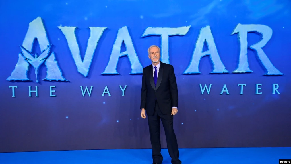 Sutradara James Cameron tiba di pemutaran perdana film garapannya 'Avatar: The Way of Water' in London, Inggris, pada 6 Desember 2022. (Foto: Reuters/Toby Melville)