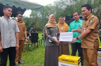 Bantuan Pemkab Balangan diserahkan. (Ist)