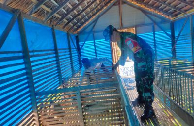 Aparat membantu warga beternak bebek. (Ist)