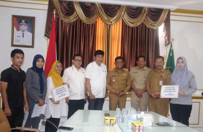Pemberian Bansos oleh Bupati PPU, Hamdam Pongrewa didampingi Kadisdikpora Kabupaten PPU, Alimuddin. (Ist)