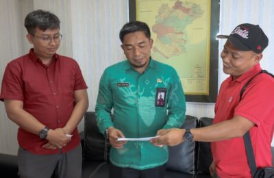 Kepala Diskominfo Kabupaten PPU, Budi Santoso bersama pihak Telkomsel. (Ist)