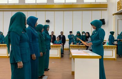 Ketua TP PKK Kabupaten Penajam Paser Utara, Satriyani Sirajuddin Hamdam melantik pengurus baru PKK tingkat Kecamatan dan Kelurahan. (Ist)