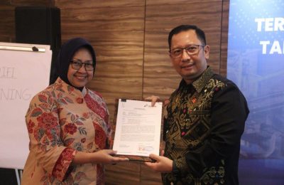 Kepala Kejari Penajam Paser Utara Agus Chandra (kanan) menerima penghargaan atas bantuan hukum yang diberikan, dari Chief Legal Counsel PT Pertamina (Persero) Cahyaning Nuratih Widowati (kiri)