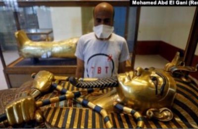 Seorang turis melihat peti mati firaun kuno Raja Tutankhamen saat ia mengunjungi Museum Mesir di alun-alun Tahrir setelah dibuka kembali setelah wabah COVID-19, di Kairo, Mesir, 1 Juli 2020. (Foto: REUTERS/Mohamed Abd El Gani)