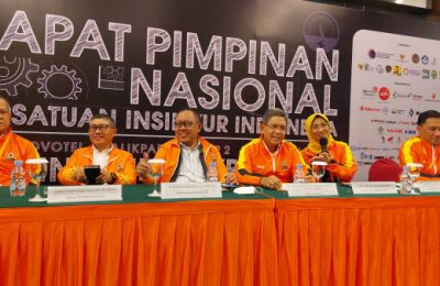 Ketua Umum PII, Danis Hidayat Sumadilaga (tengah). (Ist)