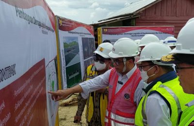 Menteri Perhubungan Budi Karya Sumadi (rompi merah) didampingi Kepala BBPJN Kaltim, Junaidi (rompi kuning), saat meninjau pembangunan dermaga logistik di Pulau Balang, Jumat (20/01). (Ist)