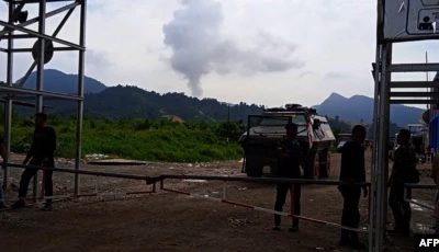 Polisi menjaga keamanan di pabrik peleburan nikel Morowali Utara, Sulawesi pasca kerusuhan saat protes buruh yang menewaskan dua pekerja, termasuk seorang warga negara China, 16 Januari 2023. (Handout / Polisi Morowali / AFP)