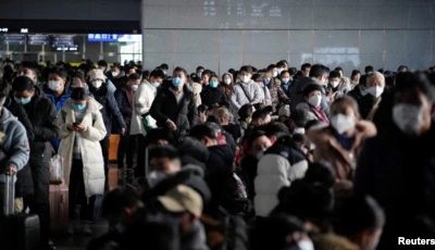 Warga China menjelang perayaan Tahun Baru Imlek di Shanghai, China 16 Januari 2023. (Foto: REUTERS/Aly Song)