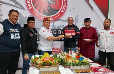 Ketua Pimpinan Cabang PKN Balikpapan Oki M Alfiansyah (tiga kiri) menyerahkan potongan tumpeng kepada Sekretaris Pimpinan Daerah PKN Kaltim M Ikhsan Hattu (tiga kanan) pada peresmian Kantor PKN Balikpapan. (Ist)