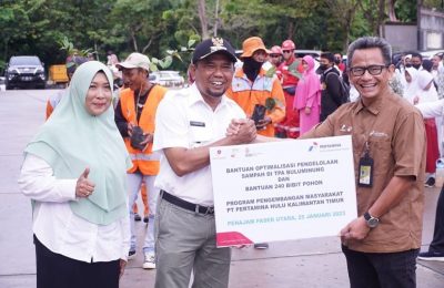 Bupati PPU, Hamdam Pongrewa menerima bantuan optimalisasi TPS dan bibit pohon. (Ist)