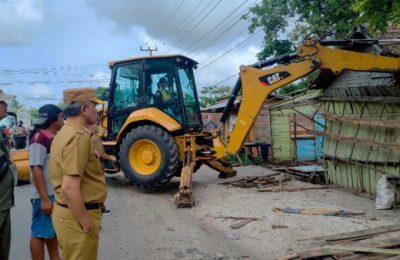 Pembongkaran warung ilegal. (Ist)