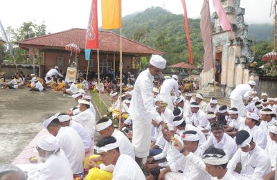 Umat Hindu Bali Desa Sedahan Jaya Merayakan Hari Raya Kuningan. (Ist)
