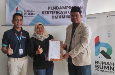 Serah terima sertifikat halal bagi para pelaku usaha binaan. (Ist)