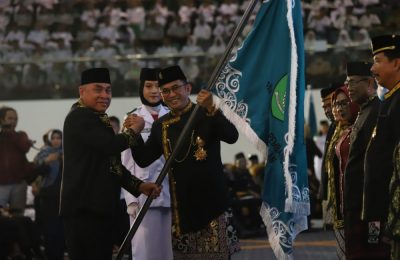 Wali Kota Balikpapan Rahmad Mas'ud menerima Panji Keberhasilan pada HUT Kaltim. (Ist)