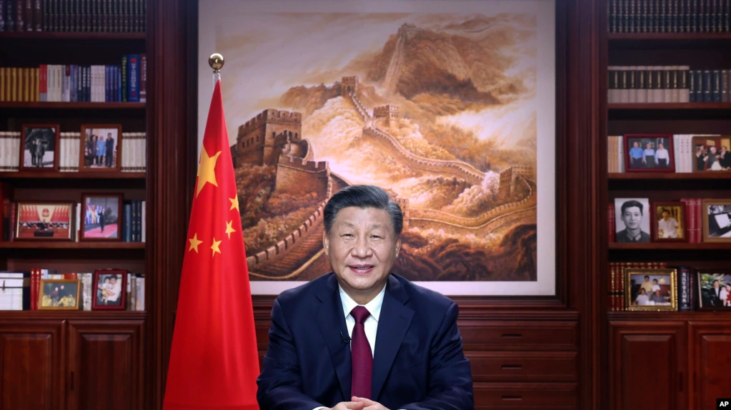 Pemimpin China Xi Jinping memberi pidato Tahun Baru 2023 pada malam pergantian tahun, Sabtu, 31 Desember 2022. (Foto: Ju Peng/Xinhua vía AP)