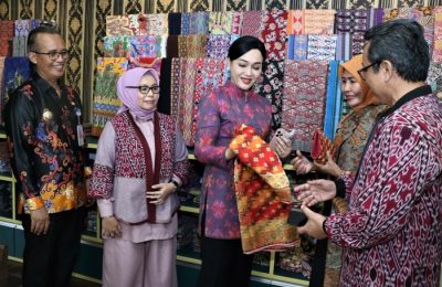 Dewan Komisioner OJK Pusat, Friderica Widyasari dikukuhkan Pj Wali Kota Singkawang Sumastro sebagai Brand Ambassador (BA) kain tenun motif Dayak Salako Singkawang.(Ist)