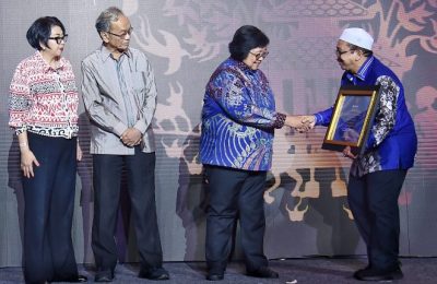 Wakil Bupati Banjar Habib Idrus Al-Habsyie menerima Adipura yang diperoleh Kabupaten Banjar. (Ist)