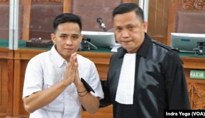 Bharada Richard Eliezer (kiri) saat memasuki ruangan persidangan Pengadilan Negeri Jakarta Selatan pada 15 Februari 2023. (Foto: VOA/Indra Yoga)