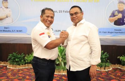 Capt Mugen S Sartoto (kiri) menjabat Kepala KSOP Kelas I Balikpapan menggantikan M Takwim Masuku (kanan). (DP)