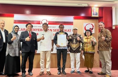 Sertifikat akreditasi paripurna RSUD Ratu Aji Putri Botung diberikan langsung Komisi Akreditasi Rumah Sakit Kementerian Kesehatan Republik Indonesia. (Ist)