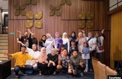 TemanThrifhty –Via Ria Anggraeni (berkacamata dan paling depan) bersama tim mengajak konsumen memperpanjang usia pakaian. (Dokumentasi TemanThrifhty)