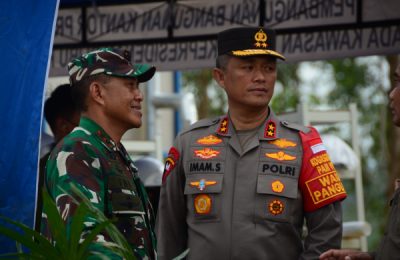 Pangdam VI/Mlw Mayjen TNI Tri Budi Utomo dan Kapolda Kaltim Inspektur Jenderal Polisi Imam Sugianto. (Ist)