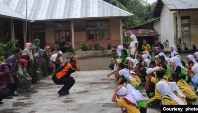 Anak-anak sekolah di Kota Padang diajak berlatih menghadapi gempa dan tsunami oleh KOGAMI (Courtesy KOGAMI)