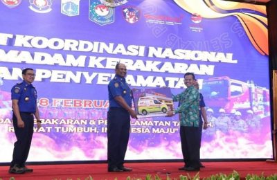 Sekda Kabupaten PPU, Tohar menerima bantuan Damkar. (Ist)