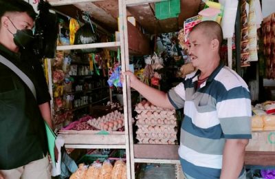 Anggota Polres Seruyan mendatangi pedagang. (Ist)