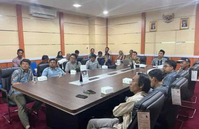 Sekretaris Dewan (Sekwan) Muhammad Iskandar Zulkarnain bersama rekan media. (Ist)