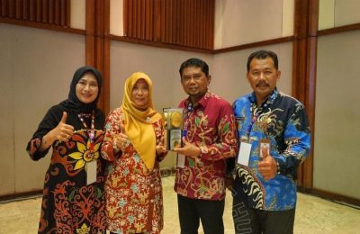 Bupati PPU, Hamdam menerima Piala Adipura untuk Kabupaten PPU. (Ist)