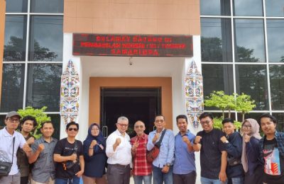 Kuasa hukum Law Office BW Partners, Bambang Wijanarko SH, CIL bersama penggugat. (Ist)