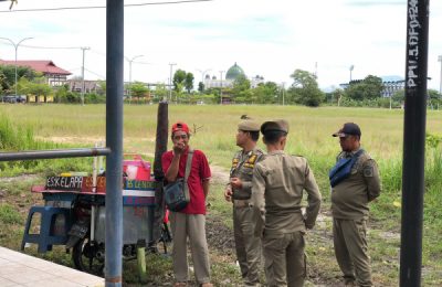 Petugas Satpol PP Kabupaten PPU secara persuasif melakukan pendekatan. (ESY)