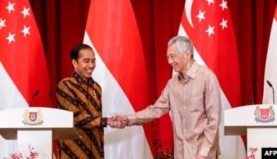 Perdana Menteri Singapura Lee Hsien Loong (kanan) dan Presiden Indonesia Joko Widodo (kiri) dalam konferensi pers bersama di Istana Singapura, 16 Maret 2023. (EDGAR SU/POOL/AFP)
