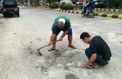 Perbaikan Jalan di Kelurahan Petung. (Ist)